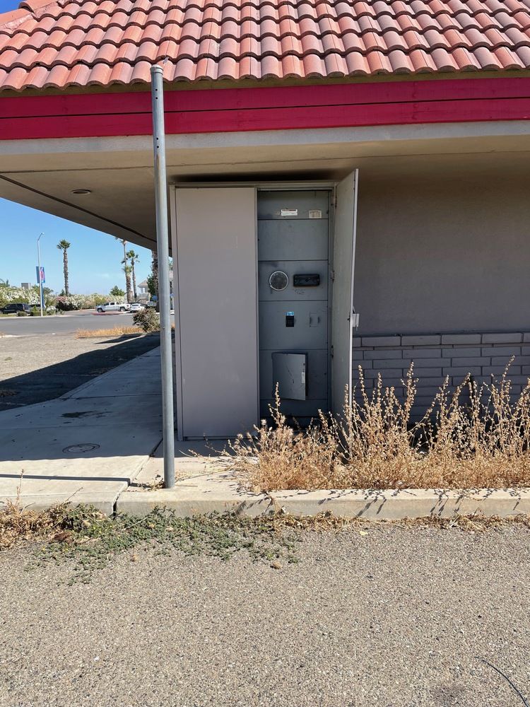 Freestanding Freeway Visible Restaurant + Equipment : 25014 W Dorris Ave, Coalinga, CA 93210